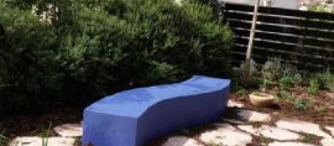 ספסל כחול בגינה קטנה